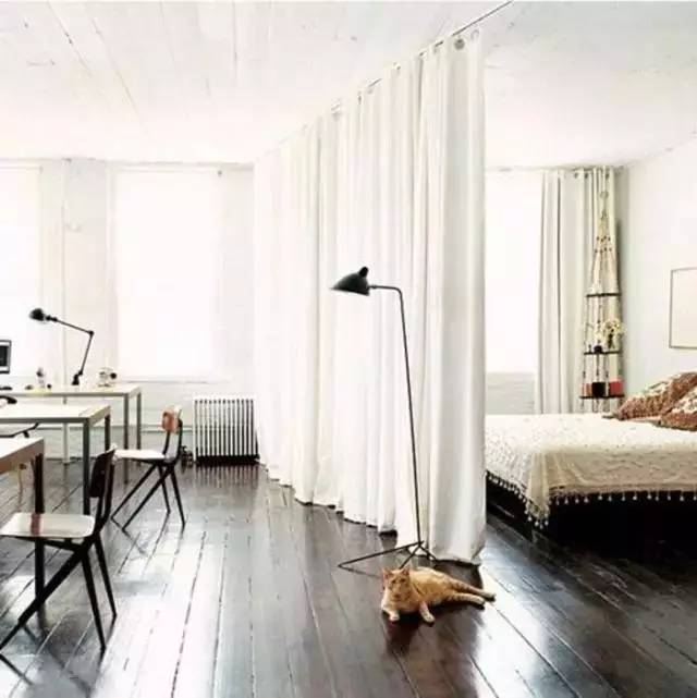 窗帘隔断:适合一个人的单身公寓隔断,直接一拉帘子就分隔卧室和其他