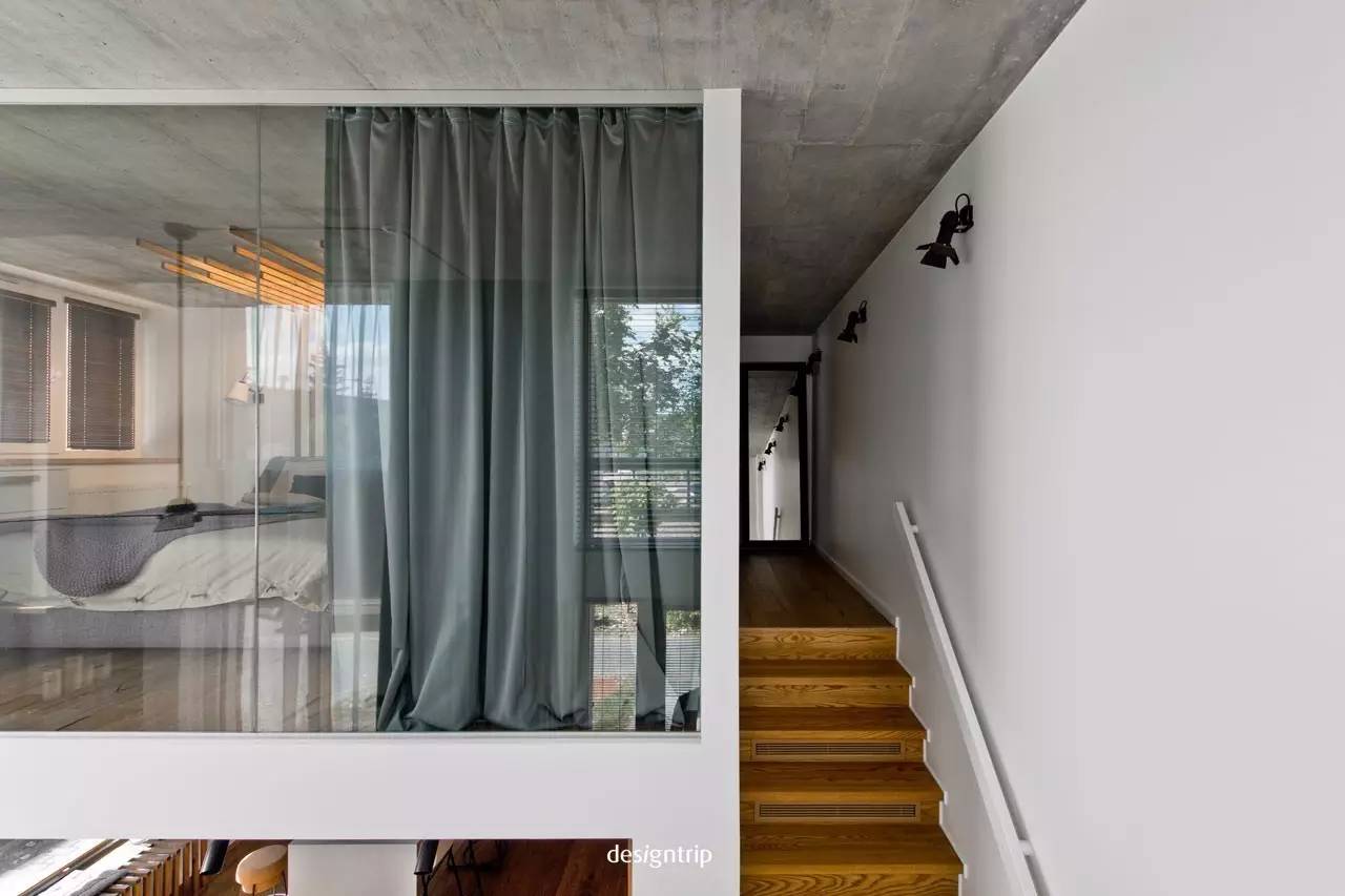 而作为私密空间的卧室 落地式玻璃窗加装蓝灰色的窗帘 保证屋主人需要
