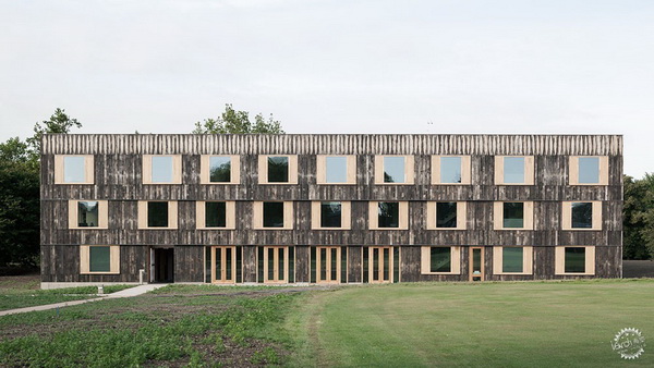 剑桥大学校园内增添了木制走廊6a Architects (1)_调整大小