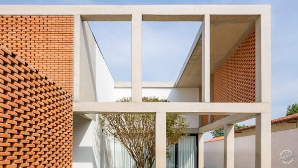 混凝土柱梁框架里加入砖屏的住宅设计