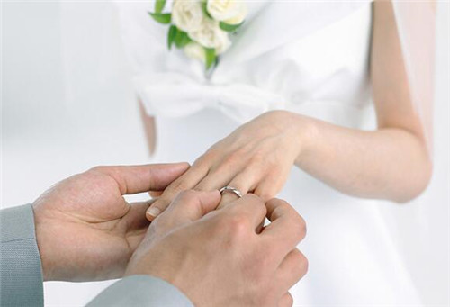 结婚戒指怎么戴才正确 戒指为什么要戴在左手无名指上