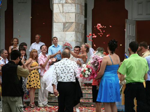 俄罗斯结婚习俗有哪些 中国婚俗和俄罗斯婚俗有什么不同