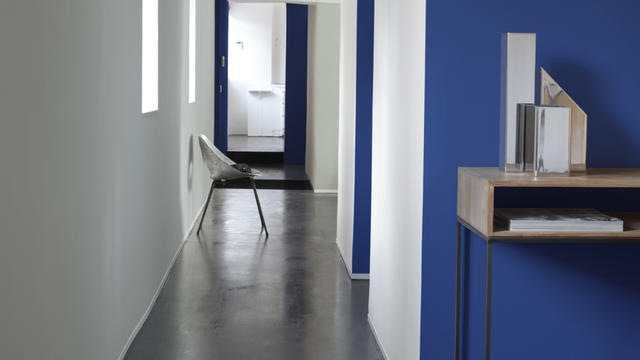 将木质家具粉刷成浅色，把墙壁粉刷成深色，借助色彩对比方式营造房间空间效果。