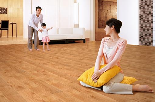 当时媳妇让他用地板，他非不听，现在又在地砖上铺木地板 何必呢