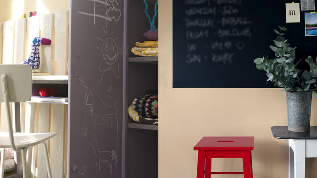 黑板漆可为装修方案增添几分乐趣，而且还很实用——小家伙们既可以在墙上涂鸦，也可以练习写字。
