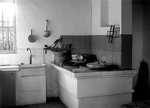 就像图中这款厨房,左侧是灶台,中间则是燃气灶,这样家里要做酒席的话
