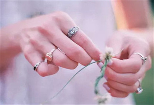 戒指应该戴在哪个手上 男女戒指戴法的不同讲
