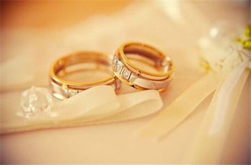 结婚戒指买几个合适 结婚戒指买哪种材质好_婚