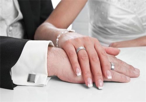 结婚带戒指带哪个手指正确 结了婚可以不戴戒