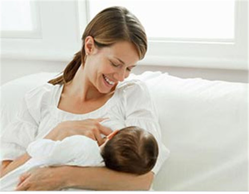 哺乳期感冒能喂奶吗 哺乳期感冒应如何治疗_母