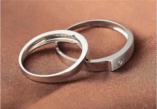 订婚戒指一般多少钱 订婚戒指买什么样的