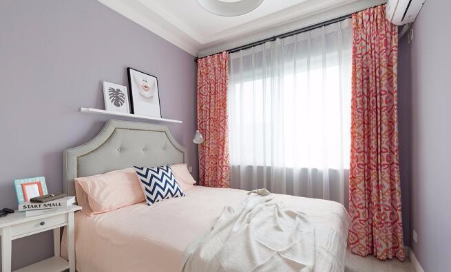 淡紫色的背景墙,淡粉色的床褥都赋予了房间浪漫甜蜜的气息.