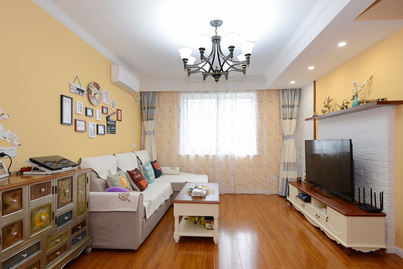 二居室装修,70平米装修,5-10万装修,客厅,美式风格,沙发背景墙,黄色