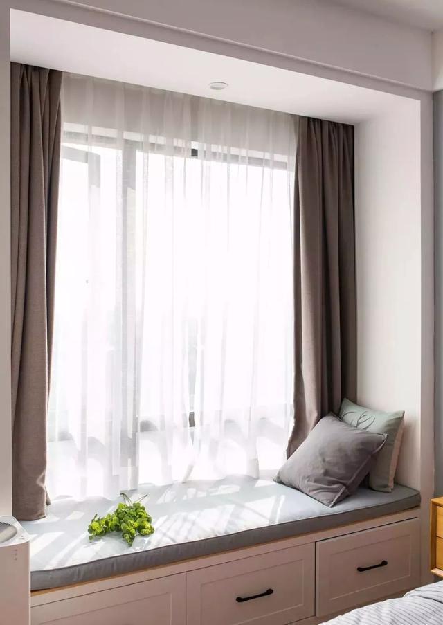 飘窗窗帘到底应该是靠窗装还是靠墙装?