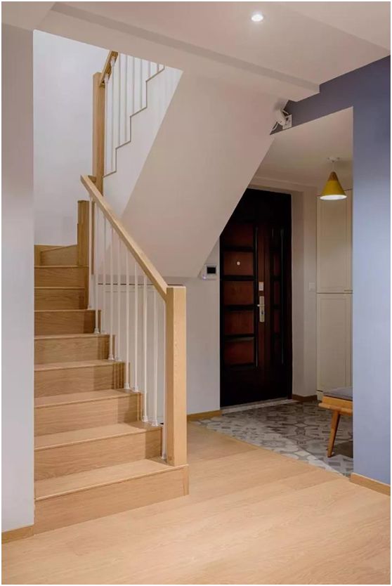 木地板跟木楼梯同样的质感颜色的材质,楼梯间下方还装成了小储物间,小