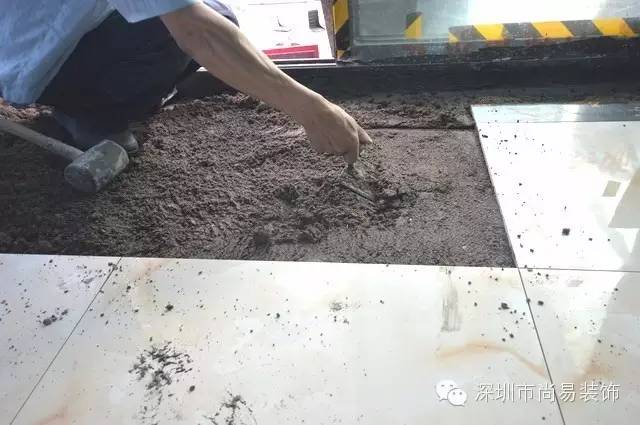 这时候需要提前将瓷砖放上去,用橡皮锤轻敲瓷砖将水泥砂浆层压实,不过