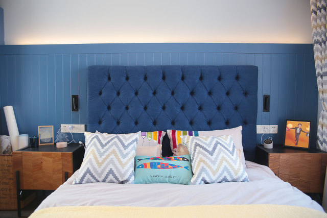 深蓝色的床头板和床头软包,协调又美观.