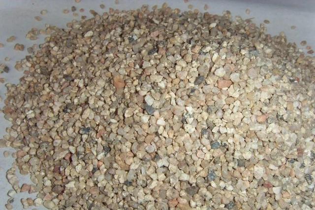 河沙多见于河滩,颗粒比较圆,也比较干净,没有什么味道,河沙通常掺到土