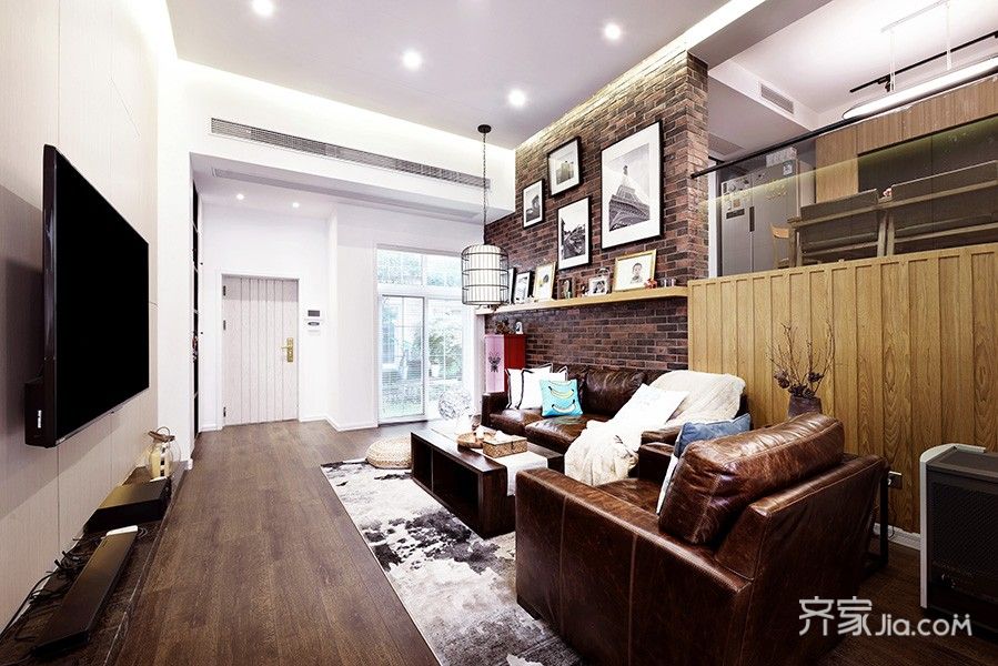 客厅的沙发,采用深咖色的皮纹,亦和整体空间相呼应.