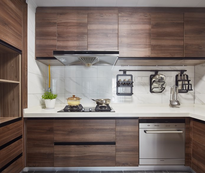 【厨房】 厨房选择的这套橱柜可真是精致,深色原木纹路显得特别的有