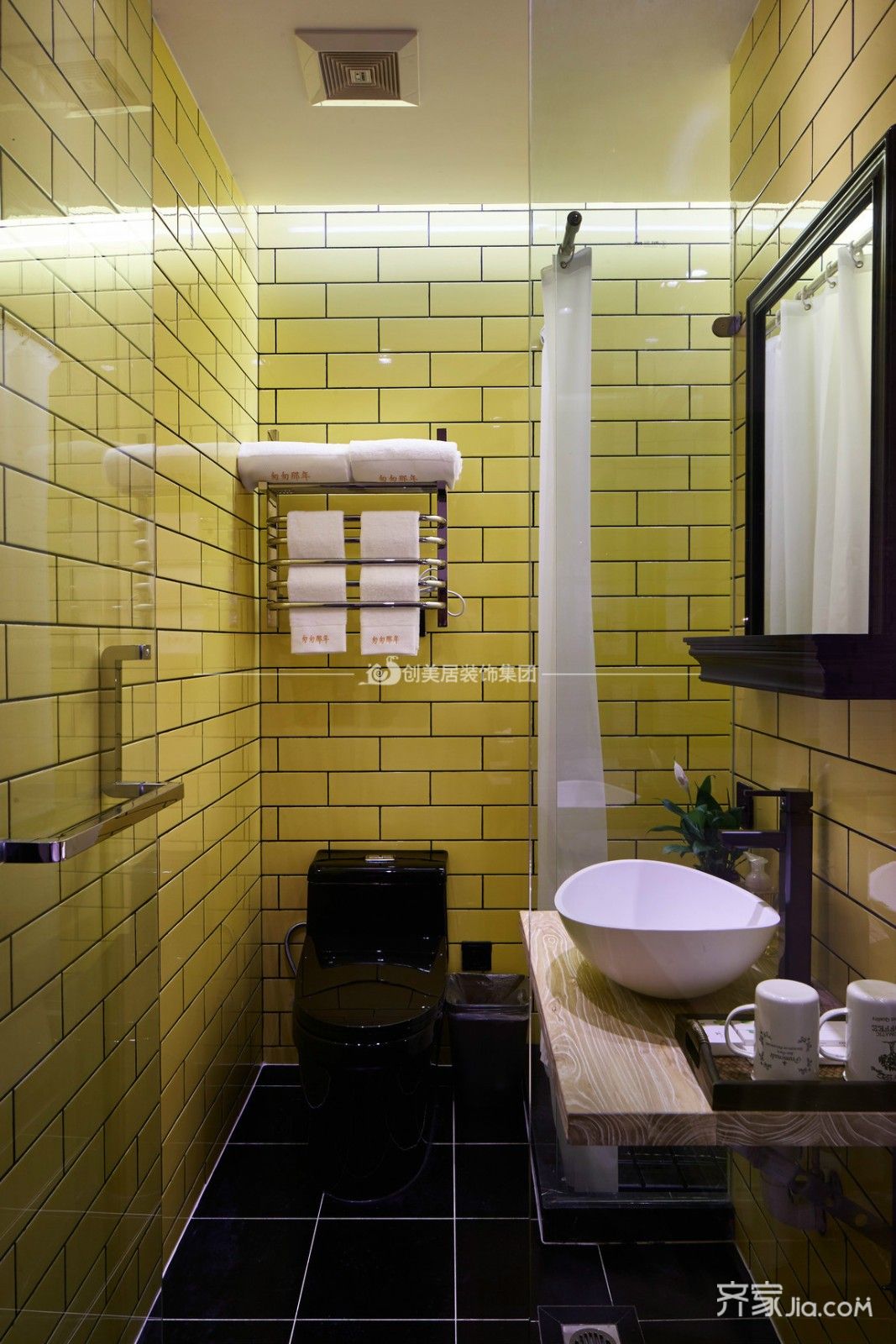 卫生间也做成了不同风格 简便的浴室柜 在使用上加强了简便性