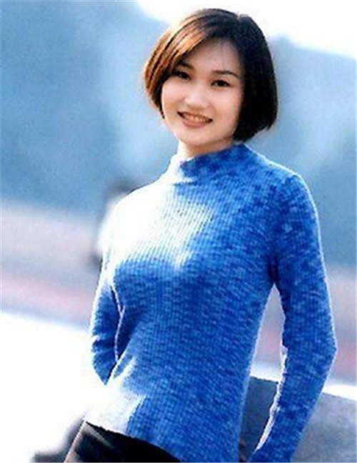 从点滴资料来猜测,李梓萌的家庭背景可能真的不简单哦,少说也是个官二