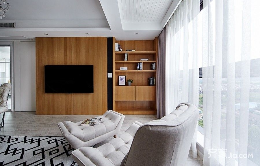 客厅电视墙采用木板,再用白色实木线条收边,简单又大气