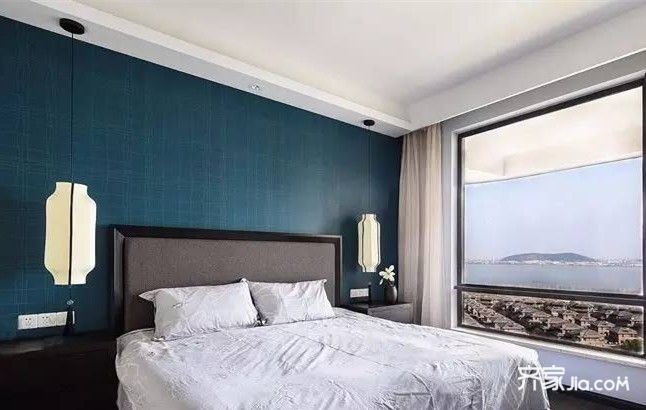 主卧床头是青色的墙布,一对中式风的吊灯