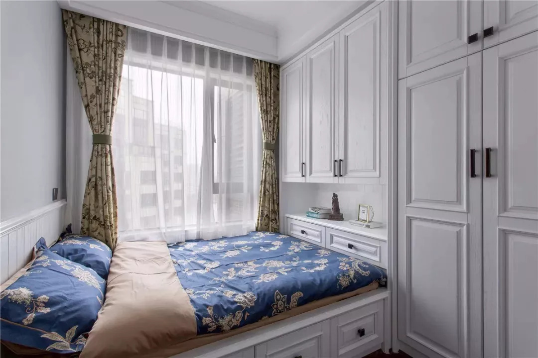 卧室空间小，怎么安排床和衣柜？