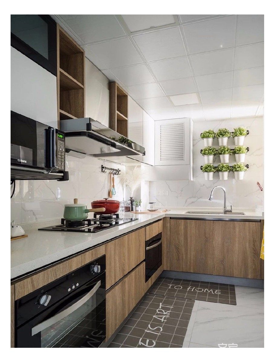 厨房,白色的石英石台面搭配木色的橱柜,墙面及地面铺贴白色大理石瓷砖