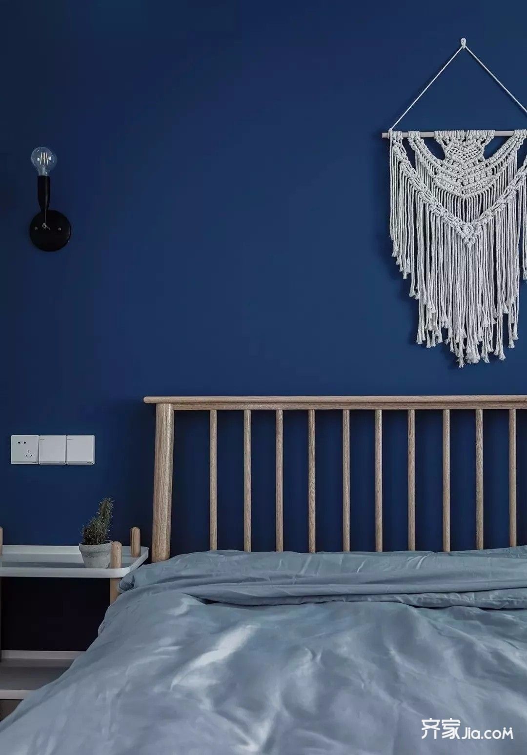 灰蓝色的床品与灰色窗帘,卧室空间更显宁静优雅