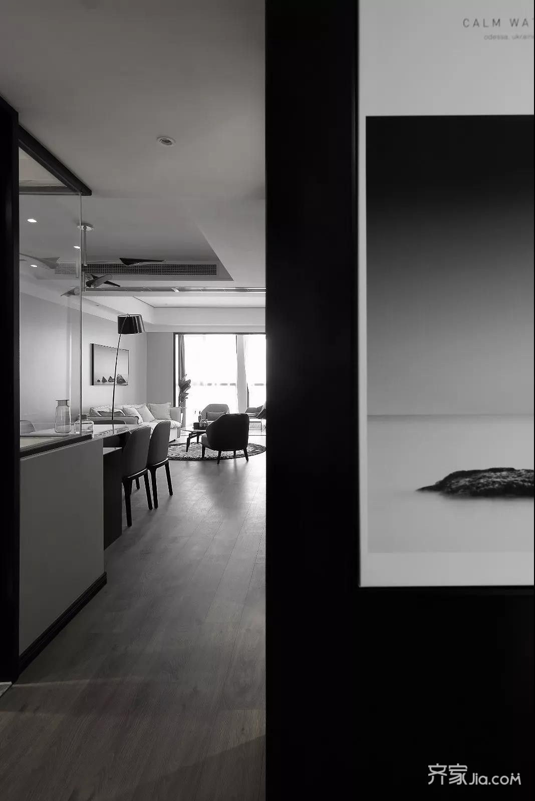 进入玄关,黑白灰色调的空间映入眼帘,带来的是一个简洁大方的时尚感.