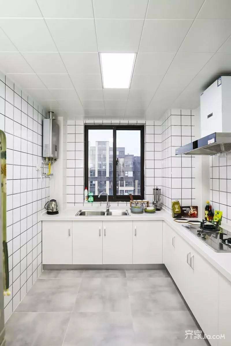 原本就宽松的l型厨房操作台基础,加入墙面收纳架,更是保持了台面整洁