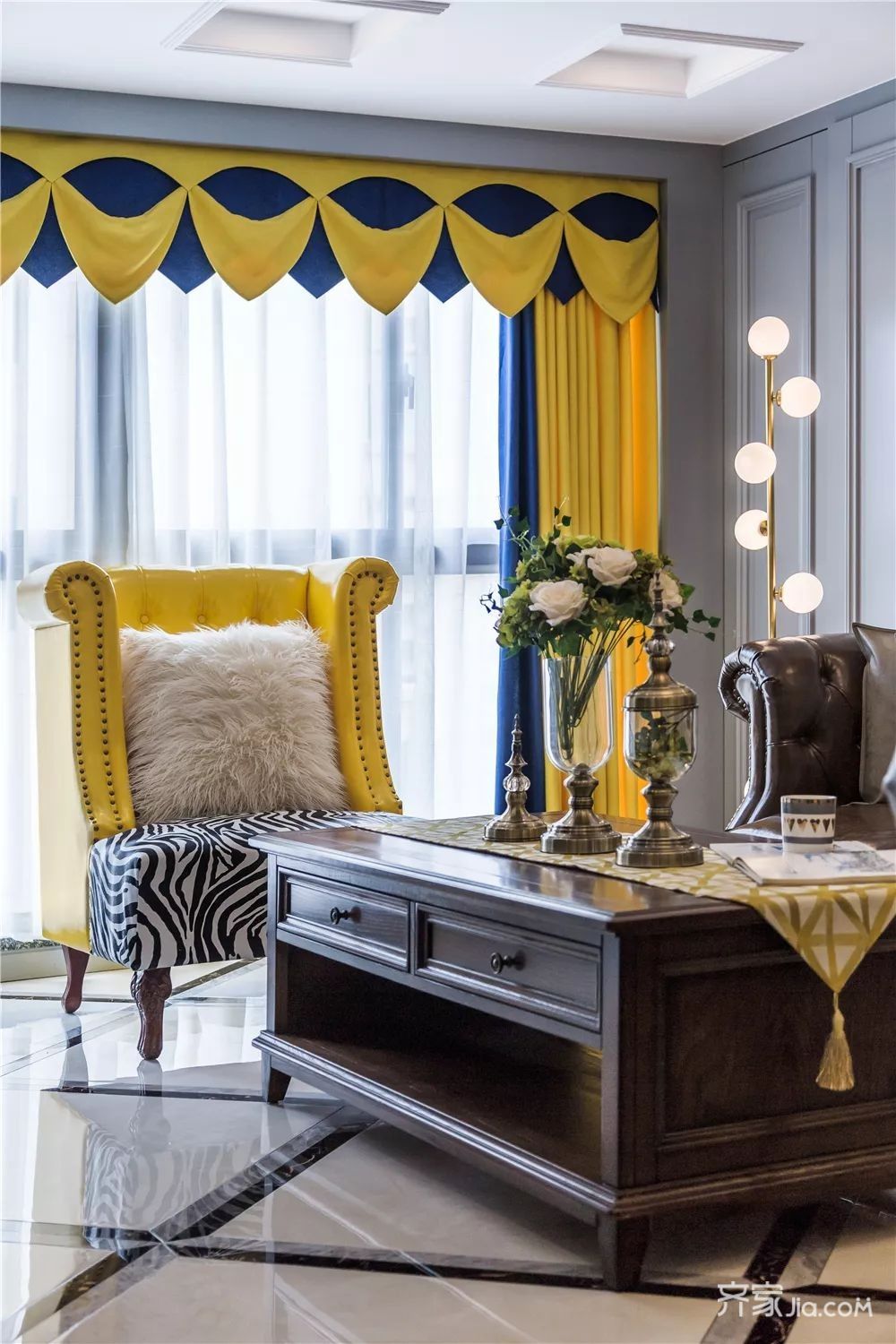 华丽的水晶吊灯,与黄蓝配的窗帘结合,带来的是时尚活泼的跳跃氛围.