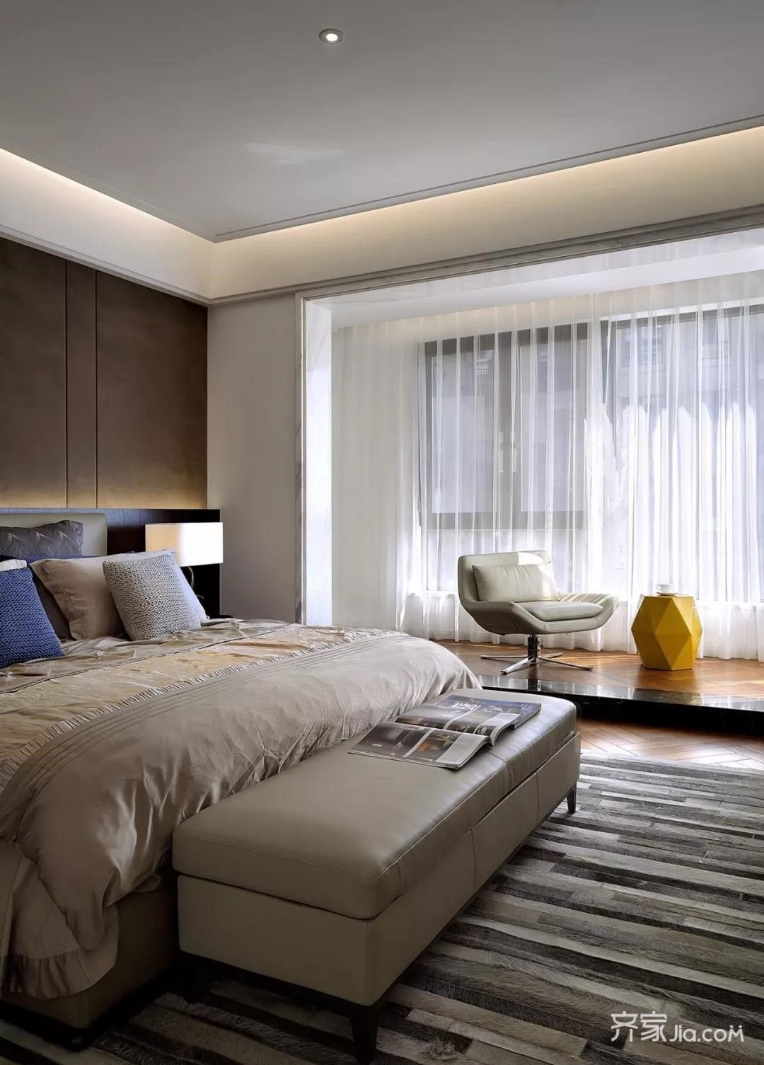 落地玻璃窗使卧室光线充足,木质地板的设计让人身心放松,营造出优雅