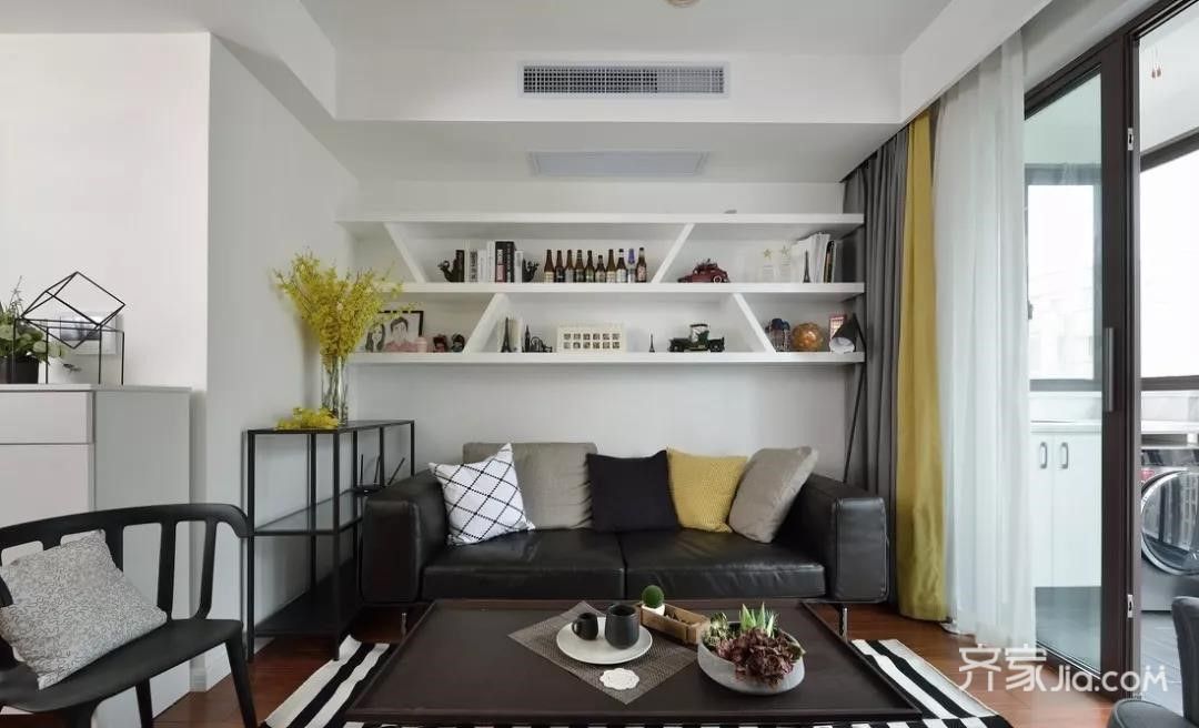 沙发背景墙上的收纳柜子,搭配上比较温暖色调的抱枕和窗帘,让客厅的