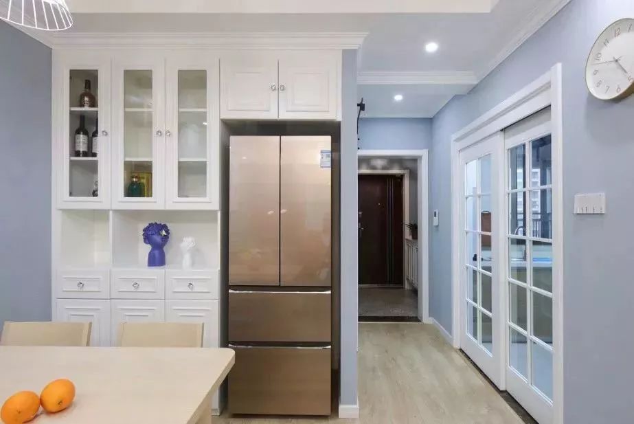 比较偏爱彩色冰箱,其实只要搭配白色系餐边柜,都能达到和谐惊艳的效果