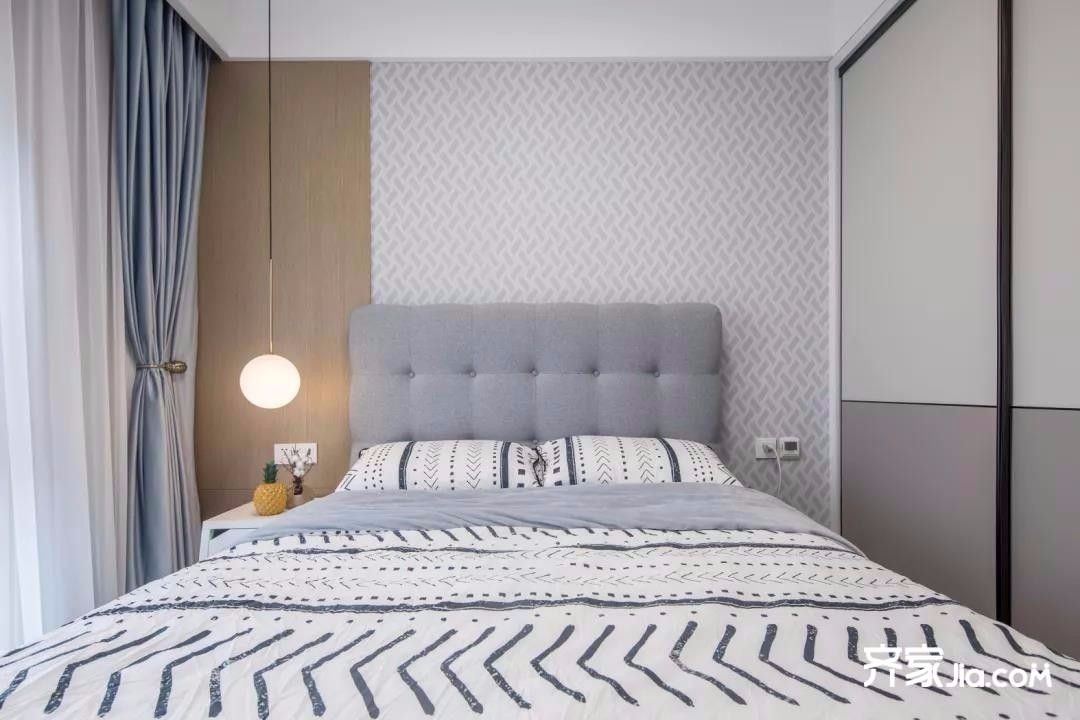 主卧床头使用灰色墙纸,搭配上灰色床与素雅的床单,整个空间都显得简约