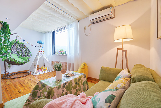 70平LOFT两居室客厅装修效果图4/10