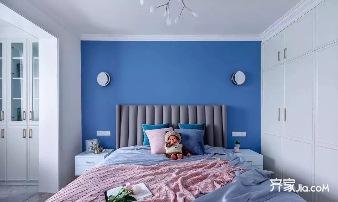 蓝色乳胶漆背景墙装饰空间,看上去清澈干净,搭配同色系的窗帘以及床品