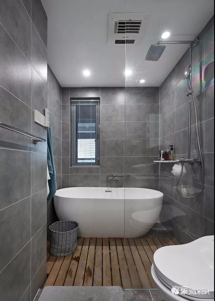 卫生间墙面地面通铺灰色瓷砖,并勾白缝,整体简约而时尚.
