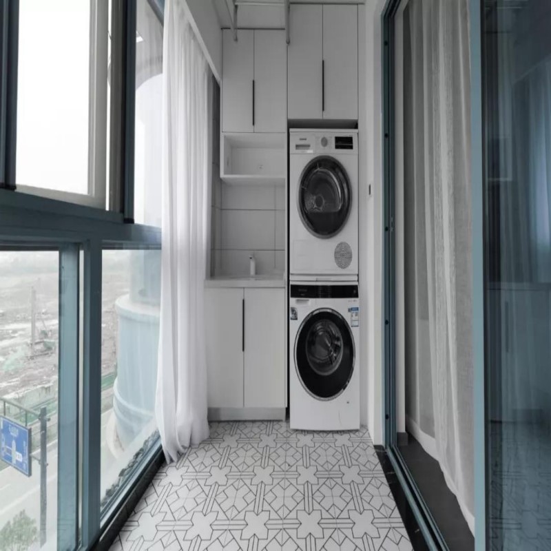 同时把洗衣机和烘干机放在阳台,满足屋主日常洗衣,晾晒的功能
