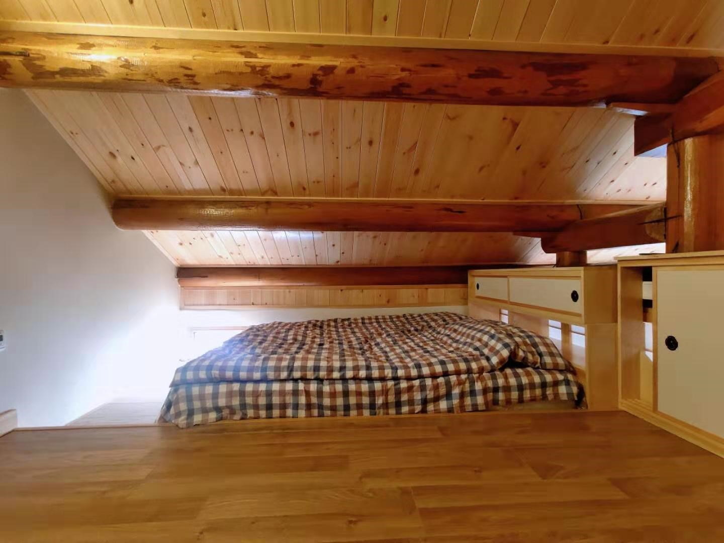 屋顶使用的是带木纹的木板,在阁楼上