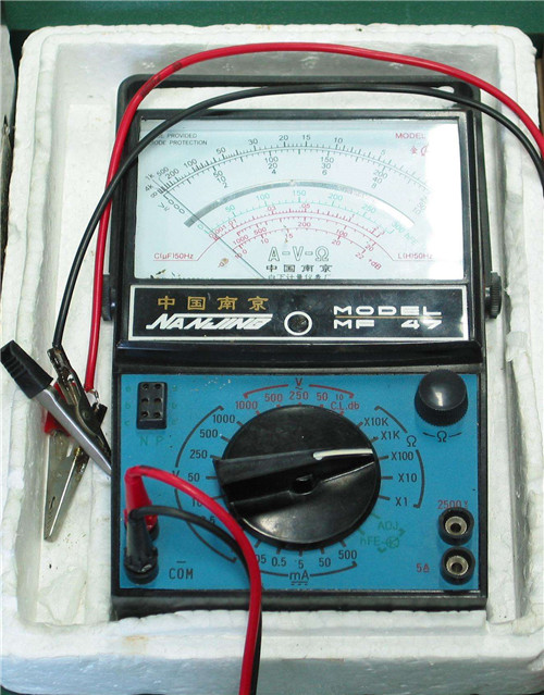 应当先进行机械调零设置,就是指在没有测量电压的情况下,万用表的指针