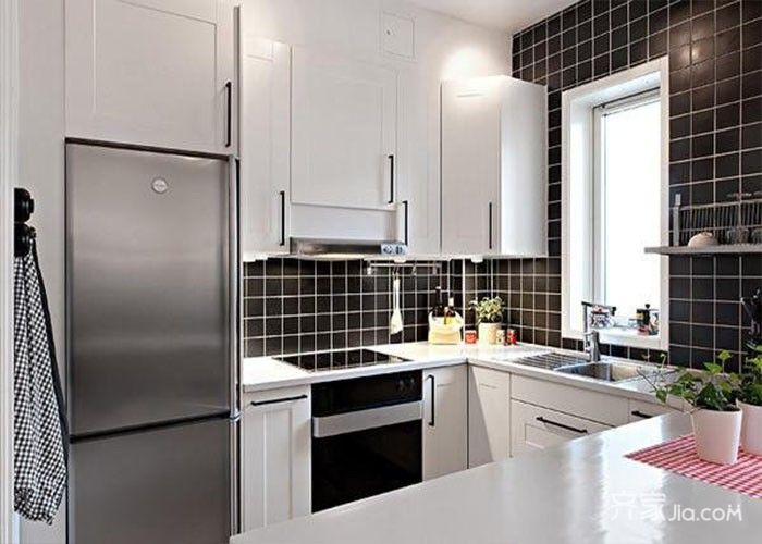 小巧的厨房注重收纳,多层橱柜和内嵌的冰箱省去了不少杂物占用的空间.