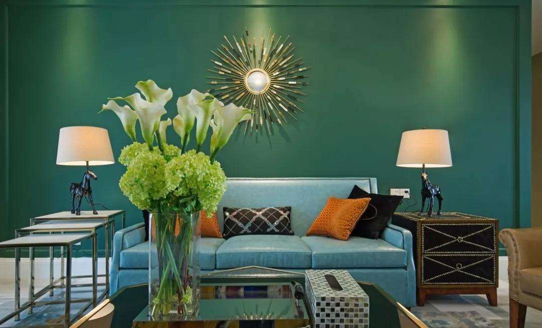 墨绿色,在家居中有着非常广泛的运用,和其他饱和度的颜色搭配带来出其