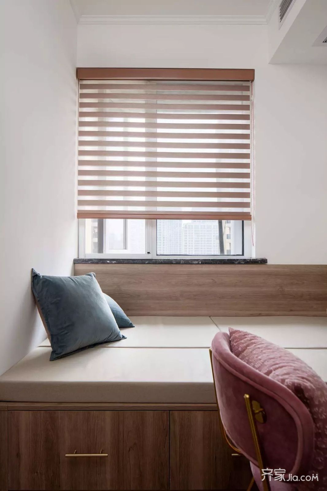 榻榻米床上垫着舒适的软垫,窗帘则是以木色的百叶帘布置,呈现出一种
