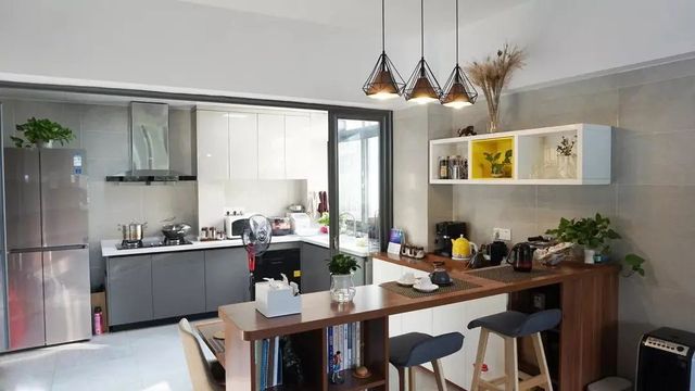 这种餐厨一体的设计,让这个空间成为家庭生活当中一个重要的互动场所