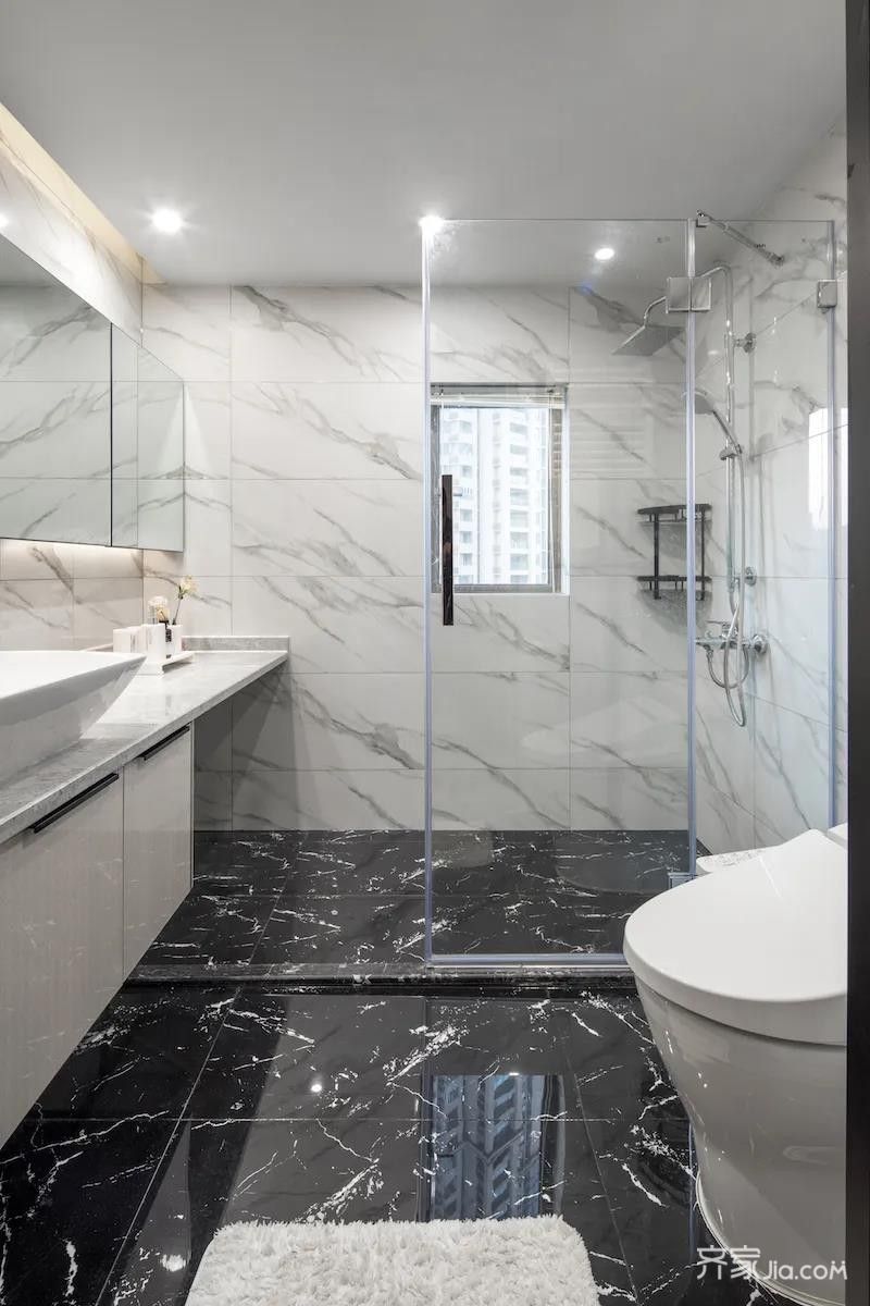 卫生间以黑色的地砖 白色的墙面砖,黑白配的空间,搭配出一种舒适优雅