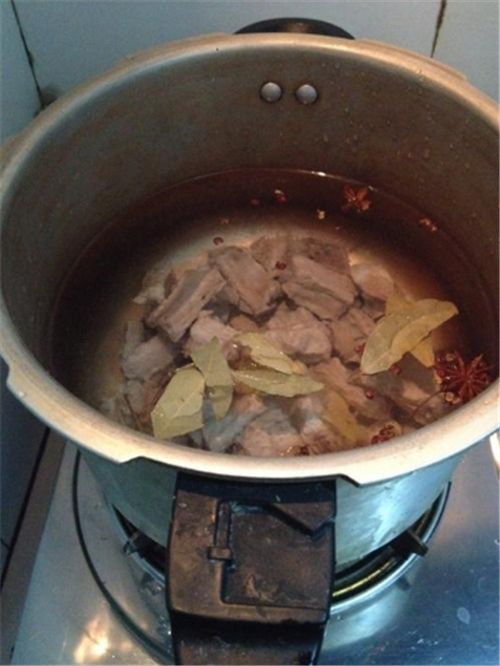 使用高压锅炖排骨通常只要20分钟之内就可以的, 高压锅煮排骨由于锅